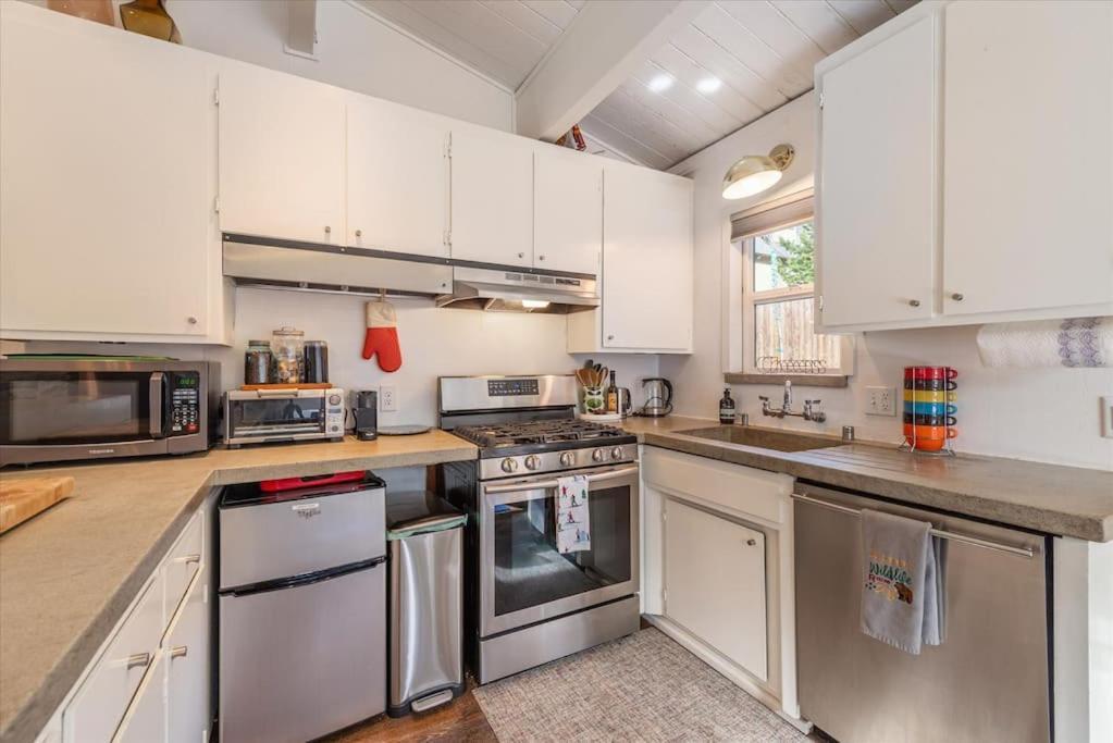 Lake Views, Pet-Friendly Cabin With Hot-Tub In King'S Beach 킹스비치 외부 사진