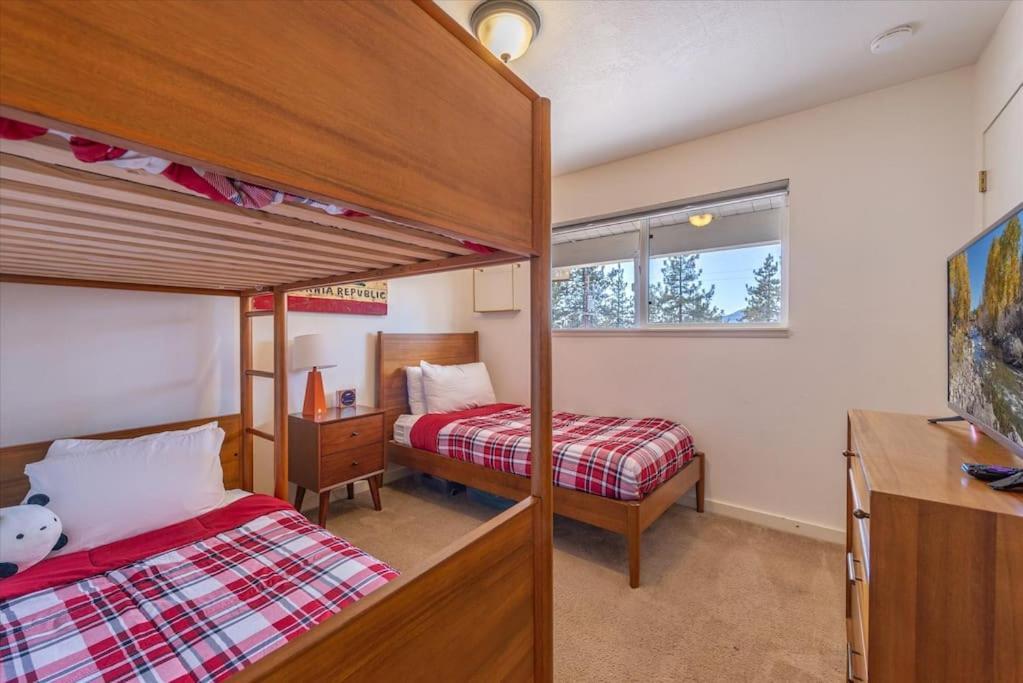 Lake Views, Pet-Friendly Cabin With Hot-Tub In King'S Beach 킹스비치 외부 사진