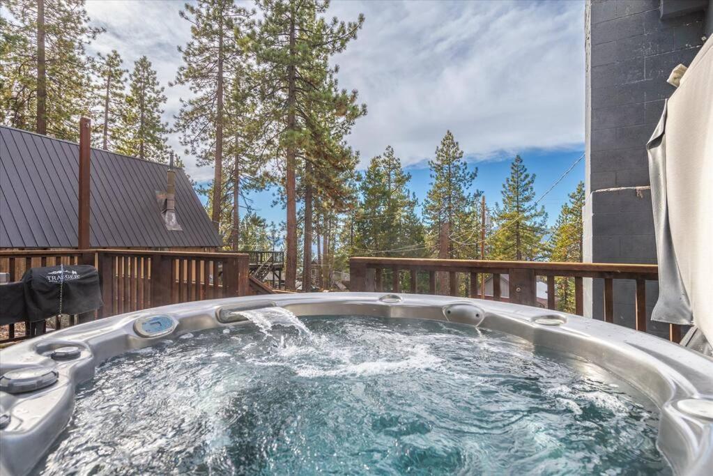 Lake Views, Pet-Friendly Cabin With Hot-Tub In King'S Beach 킹스비치 외부 사진